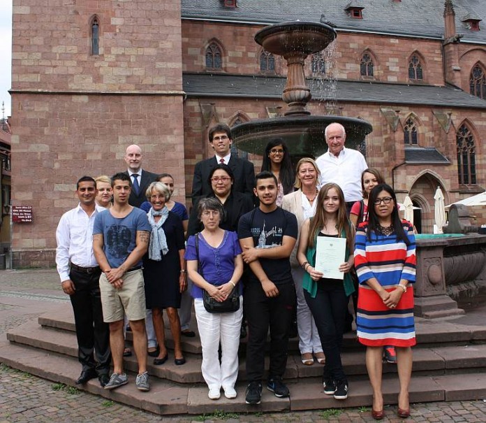Der zuständige Dezernent Georg Krist (li. oben) mit den neuen Mitbürgerinnen und Mitbürgern sowie Verwandten und Freunden.